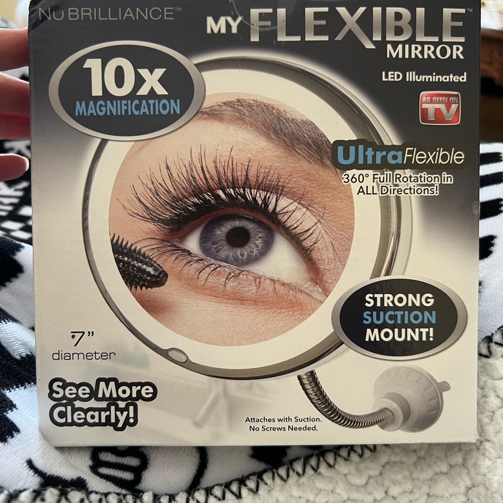 Magnifying Mirror with Light - Picture 2 of 2